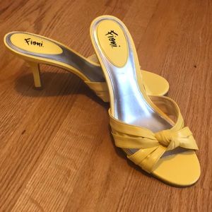 Knotted,leather kitten heels